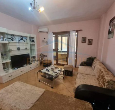 Tirane, shitet apartament 2+1 Kati 5, 120 m² 120 Euro (Laprak)