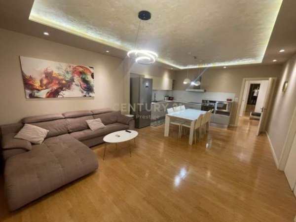 Tirane, jepet me qera apartament Kati 2, 200 m² 1.000 Euro (kristal)