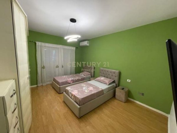 Tirane, jepet me qera apartament Kati 2, 200 m² 1.000 Euro (kristal)