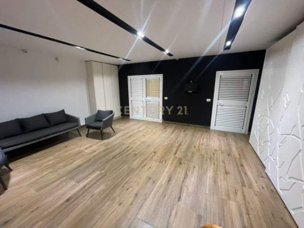 Tirane, jepet me qera apartament Kati 2, 200 m² 1.000 Euro (kristal)