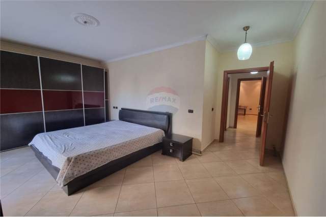 Tirane, jepet me qera apartament Kati 1, 118 m² 450 Euro (Kompleksi Dinamo)