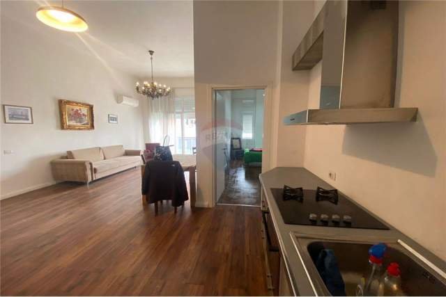 Tirane, jepet me qera apartament 2+1 Kati 8, 105 m² 800 Euro (Ring Center)