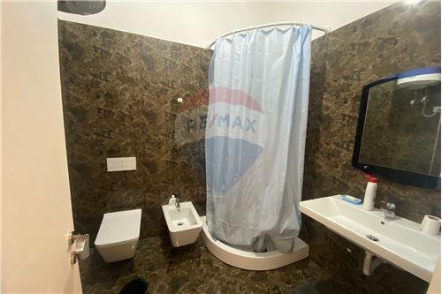 Tirane, jepet me qera apartament 2+1+BLK Kati 8, 105 m² 800 Euro (Zogu i Zi, prane Ring Center)