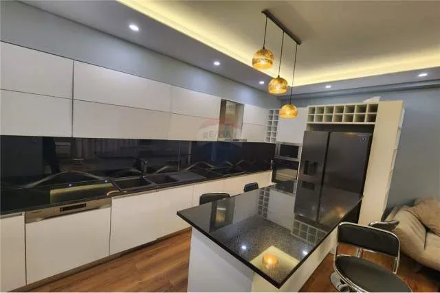 Tirane, jepet me qera apartament 2+1 Kati 2, 100 m² 950 Euro (RRUGA BURGUT)