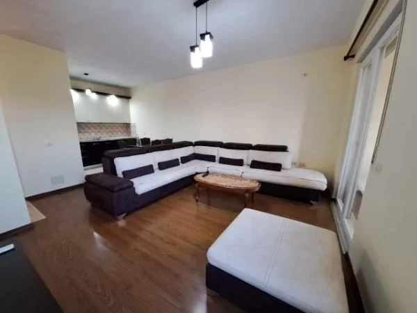 Tirane, jepet me qera apartament 2+1 Kati 4, 93 m² 450 Euro (ali demi)