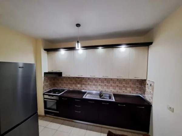 Tirane, jepet me qera apartament 2+1 Kati 4, 93 m² 450 Euro (ali demi)