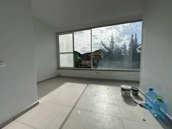 Tirane, shitet dyqan Kati 1, 42 m² 45.000 Euro (Yzberisht)