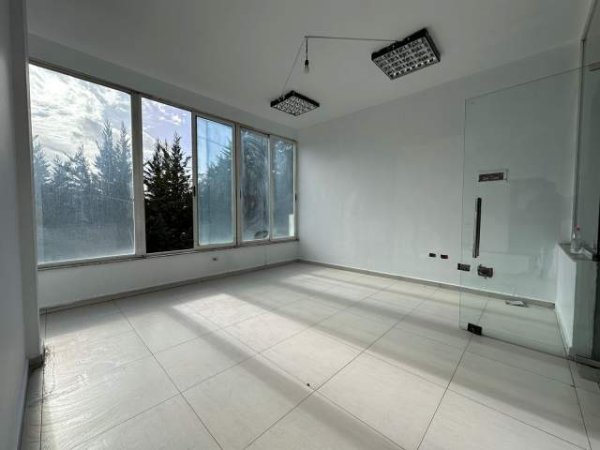 Tirane, shitet dyqan Kati 1, 42 m² 45.000 Euro (Yzberisht)