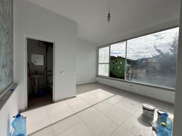 Tirane, shitet dyqan Kati 1, 42 m² 45.000 Euro (Yzberisht)
