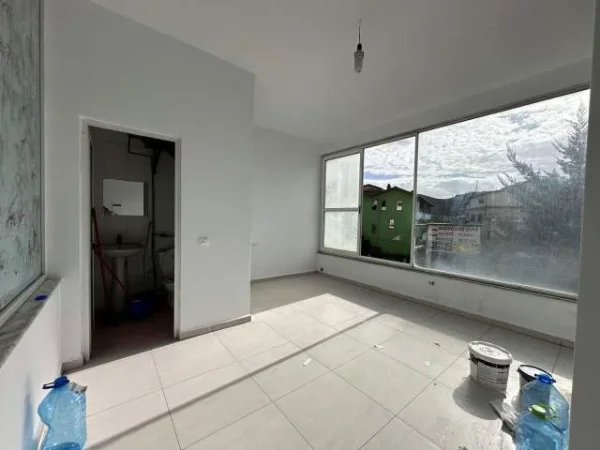 Tirane, shitet dyqan Kati 1, 42 m² 45.000 Euro (Yzberisht)