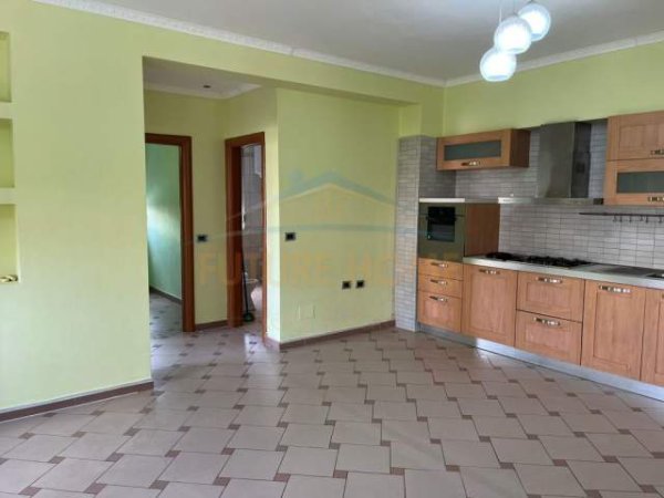 Tirane, jepet me qera apartament 1+1 Kati 1, 70 m² 550 Euro (Rruga e Durresit)
