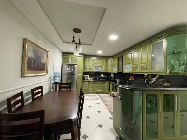 Tirane, jepet me qera apartament 3+1+Aneks+Ballkon Kati 2, 167 m² 1.550 € (Rruga Kavajes)