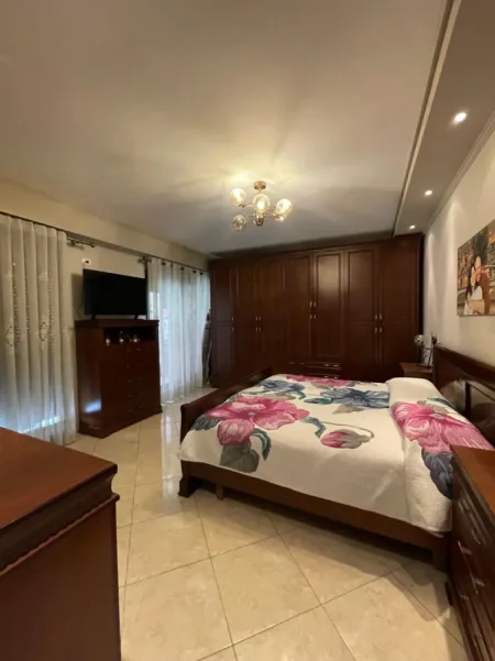 Tirane, jepet me qera apartament 3+1+Aneks+Ballkon Kati 2, 167 m² 1.550 € (Rruga Kavajes)