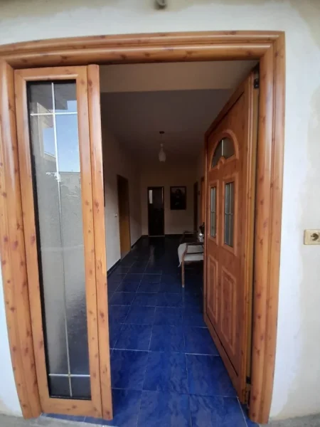 Tirane, jepet me qera apartament 2+1 Kati 2, 80 m² 500 € (Rruga Xhanfize Keko)