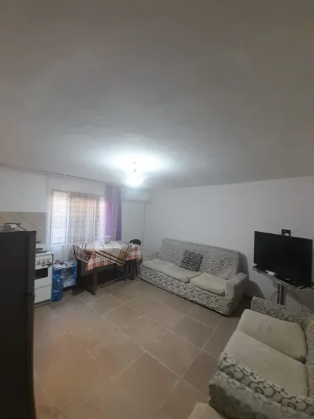 Tirane, jepet me qera apartament 2+1 Kati 1, 70 m² 350 € (Rruga Xhanfize Keko)