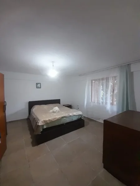 Tirane, jepet me qera apartament 2+1 Kati 1, 70 m² 350 € (Rruga Xhanfize Keko)