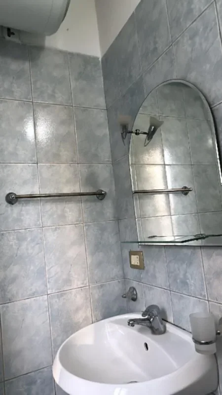 Tirane, jap me qera garsonier 1+1 Kati 3, 30 m² 350 € (Rruga pjeter budi pas ambasades amerikane)