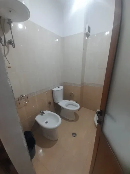 Tirane, jepet me qera apartament 1+1+Ballkon Kati 5, 75 m² 450 € (Tek Tirana Bankë, Rruga Ferit Xhajko, Medrese, Tiranë.)