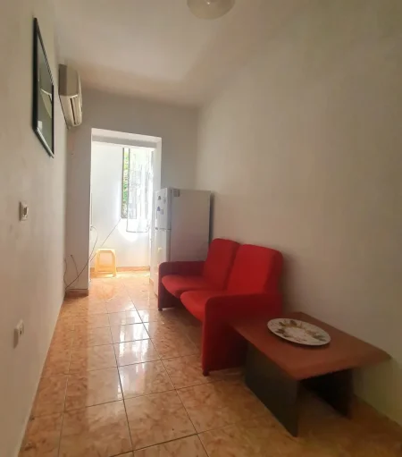 Tirane, jepet me qera apartament 1+1 Kati 1, 50 m² 400 € (Qender)