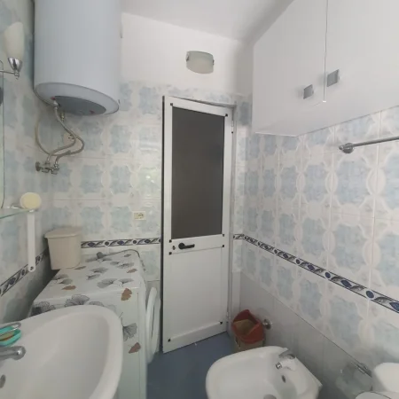 Tirane, jepet me qera apartament 1+1 Kati 1, 50 m² 400 € (Qender)