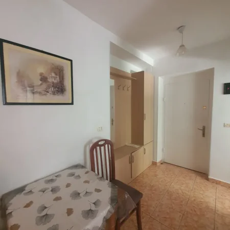 Tirane, jepet me qera apartament 1+1 Kati 1, 50 m² 400 € (Qender)