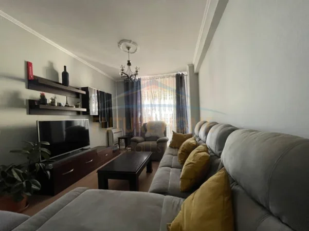 Tirane, jepet me qera apartament 2+1+Ballkon Kati 3, 92 m² 500 € (Unaza e re)