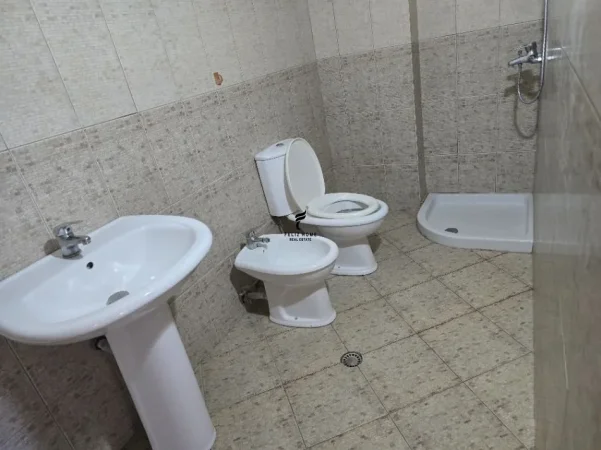 Tirane, jepet me qera zyre Kati 3, 120 m² 800 € (RRUGA BARDHYL)