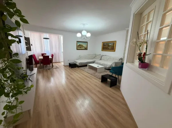 Tirane, jepet me qera apartament 3+1+Ballkon Kati 4, 145 m² 1,100Euro (i diskutueshem) (9 Kateshet)