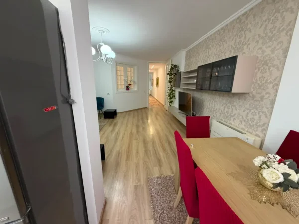 Tirane, jepet me qera apartament 3+1+Ballkon Kati 4, 145 m² 1,100Euro (i diskutueshem) (9 Kateshet)