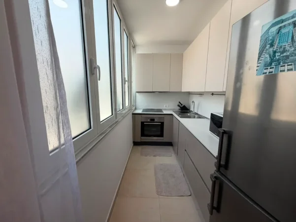 Tirane, jepet me qera apartament 3+1+Ballkon Kati 4, 145 m² 1,100Euro (i diskutueshem) (9 Kateshet)