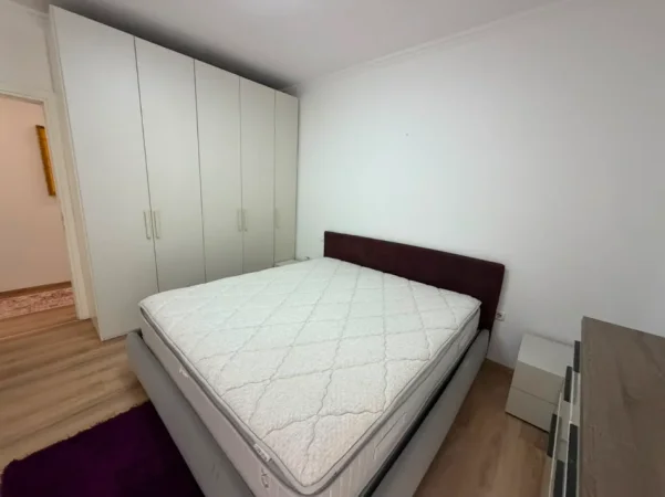 Tirane, jepet me qera apartament 3+1+Ballkon Kati 4, 145 m² 1,100Euro (i diskutueshem) (9 Kateshet)