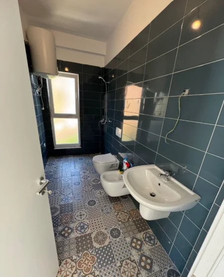 Tirane, jepet me qera apartament 1+1 Kati 1, 65 m² 550 € (Kompleksi Aura)