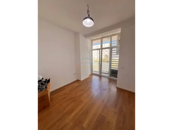 jap me qera zyre Kati 1, 166 m² 1.300 € (KIKA 2)