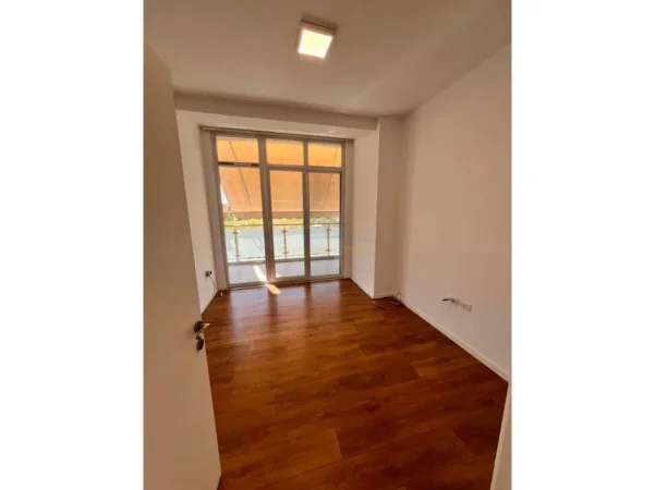 jap me qera zyre Kati 1, 166 m² 1.300 € (KIKA 2)
