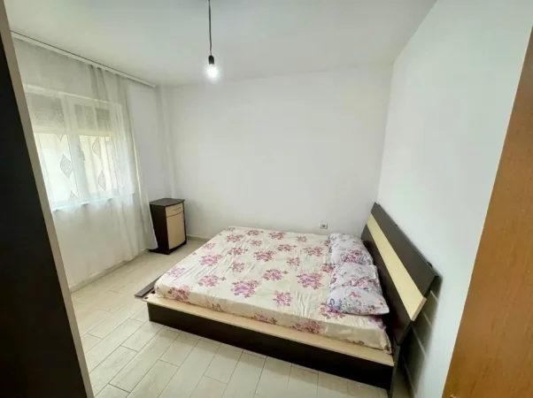 Tirane, jepet me qera apartament 2+1+Ballkon Kati 5, 95 m² 500 € (Kthesa e Kamzes/Rr.Kastriotet)