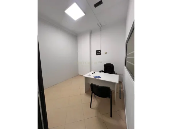 Tirane, jepet me qera ambjent biznesi Kati 3, 165 m² 1.500 € (Globe)