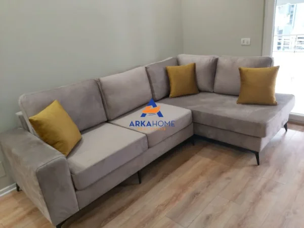 Tirane, jepet me qera apartament 2+1+Ballkon Kati 1, 92 m² 643 € (PALLATI ME SHIGJETA)