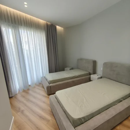 Tirane, jepet me qera apartament 3+1 , 130 m² 1.700 € (PRANË LIQENIT TË THATË)