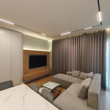 Tirane, jepet me qera apartament 3+1 , 130 m² 1.700 € (PRANË LIQENIT TË THATË)