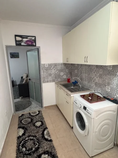 Tirane, jepet me qera apartament 1+1 , 50 m² 350 € 