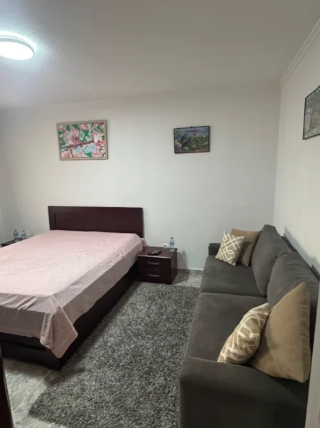 Tirane, jepet me qera apartament 1+1 , 50 m² 350 € 