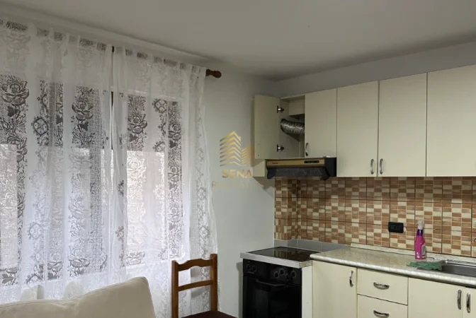 Tirane, jepet me qera apartament 1+1 Kati 2, 50 m² 300 € (Shkoze)
