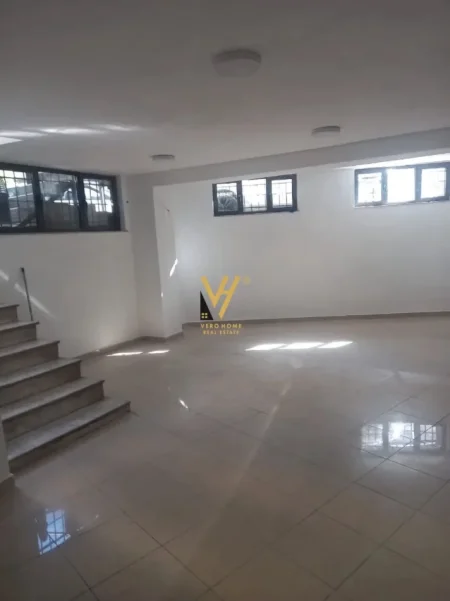 Tirane, jepet me qera ambjent biznesi Kati -1, 64 m² 600 € (ALI DEMI)
