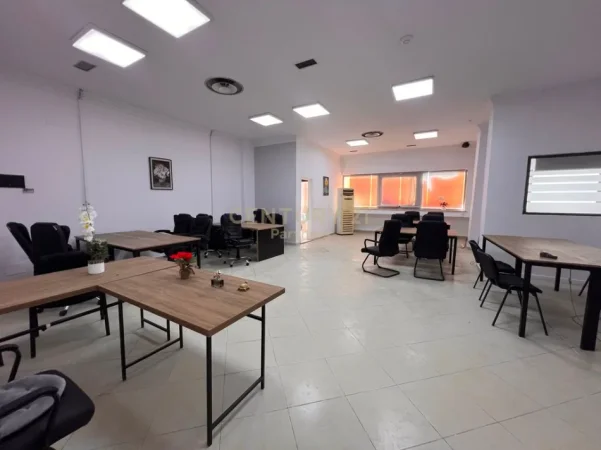Tirane, jepet me qera ambjent biznesi Kati 3, 165 m² 1.500 € (Rruga e Kavajes)