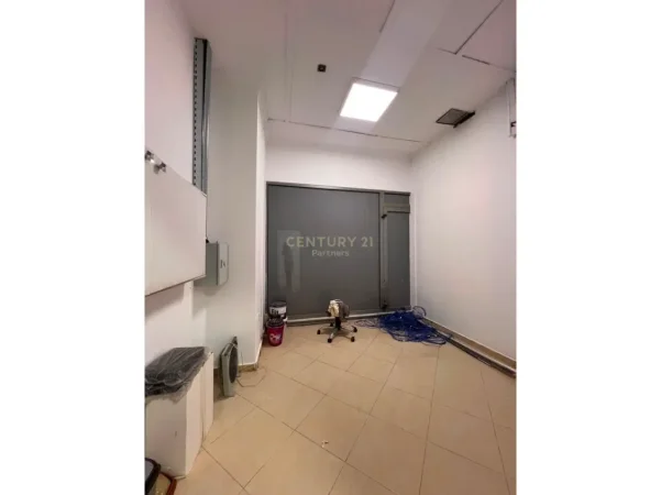 Tirane, jepet me qera ambjent biznesi Kati 3, 165 m² 1.500 € (Rruga e Kavajes)