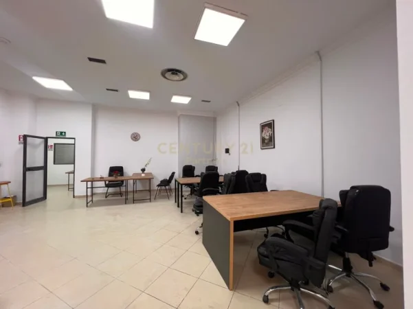 Tirane, jepet me qera ambjent biznesi Kati 3, 165 m² 1.500 € (Rruga e Kavajes)