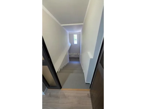 Tirane, jepet me qera apartament 1+1+Ballkon Kati 2, 70 m² 650 € (Shkolla e Kuqe)