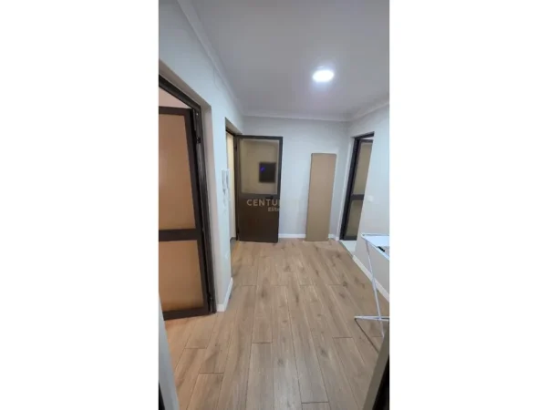 Tirane, jepet me qera apartament 1+1+Ballkon Kati 2, 70 m² 650 € (Shkolla e Kuqe)