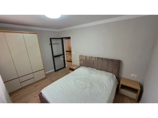 Tirane, jepet me qera apartament 1+1+Ballkon Kati 2, 70 m² 650 € (Shkolla e Kuqe)