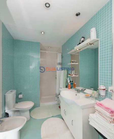 Tirane, jepet me qera apartament 1+1 , 600 € (Materniteti i Ri)